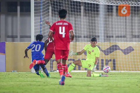 Pemain Timnas Indonesia U-20, Jens Raven (kiri) berebut bola dengan pemain Maladewa, Abdulla Looth Ibrahim pada laga Kualifikasi Piala Asia U-20 2025 di Stadion Madya, Senayan, Jakarta, Se
