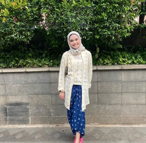 Ini dia cantiknya&nbsp;Maoula Loviyeka Nugraha, putri kedua Iyeth Bustami yang sudah remaja. Sama seperti dirinya, remaja yang akrab disapa Ola ini memilih tampil dalam balutan hijab.
