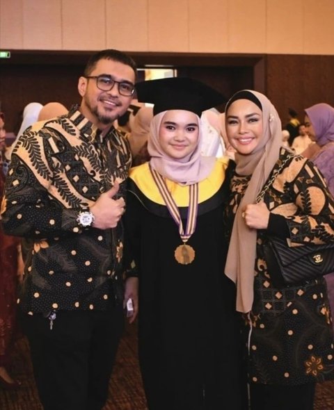 Meski sibuk di industri entertainment, bahkan kini sudah terjun ke politik. Iyeth Bustami tak jarang menunjukkan kedekatannya dengan sang putri.