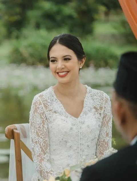 Manisnya penampilan Mahalini Raharja pakai kebaya Bali berwarna putih polos, dipadukannya mengenakan kain wastra bernuansa ungu wine dan selendangnya yang senada, yang diikatkannya di pinggan