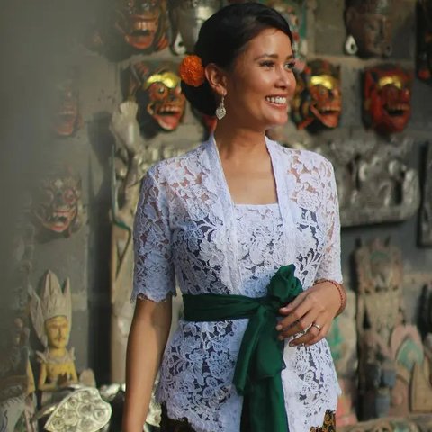 Manisnya penampilan Mahalini Raharja pakai kebaya Bali berwarna putih polos, dipadukannya mengenakan kain wastra bernuansa ungu wine dan selendangnya yang senada, yang diikatkannya di pinggan