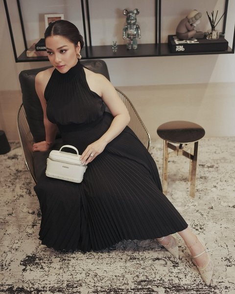 Meski kini sedang hamil besar, Nikita tetap konsisten dengan gayanya yang elegan.
