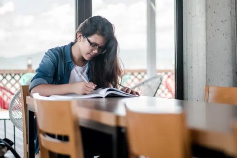 Ilustrasi risiko, bermain catur. (Photo by JESHOOTS.COM on Unsplash)