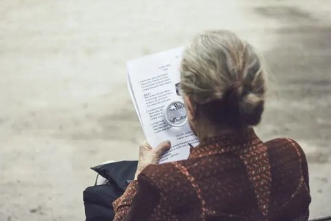 Ilustrasi risiko, bermain catur. (Photo by JESHOOTS.COM on Unsplash)