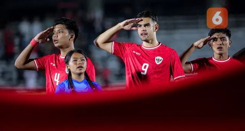 Pemain Timnas Indonesia U-20, Jens Raven melakukan selebrasi setelah mencetak gol ke gawang Maladewa pada laga Kualifikasi Piala Asia U-20 2025 di Stadion Madya, Senayan, Jakarta, Rabu (25