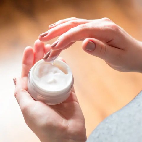 Ilustrasi menggunakan cream pelembab sebagai salah satu step skincare routine. Credits: pexels.com by Sora Shimazaki