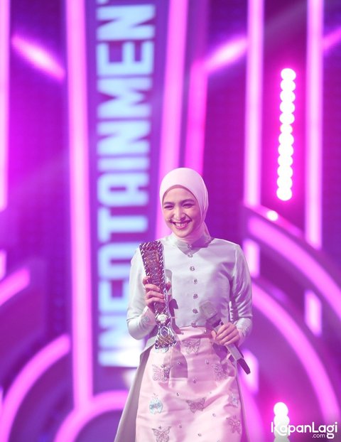 10 Foto Cut Syifa Menerima Penghargaan sebagai Female Celebrity Paling Menawan di Infotainment Awards 2024