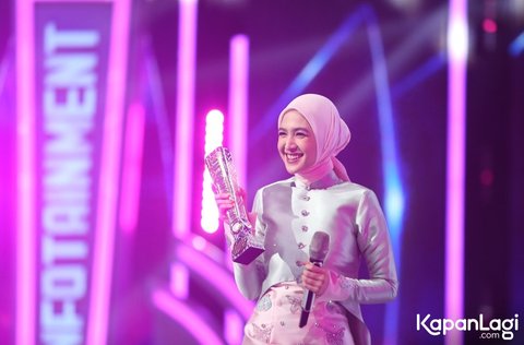 10 Foto Cut Syifa Menerima Penghargaan sebagai Female Celebrity Paling Menawan di Infotainment Awards 2024