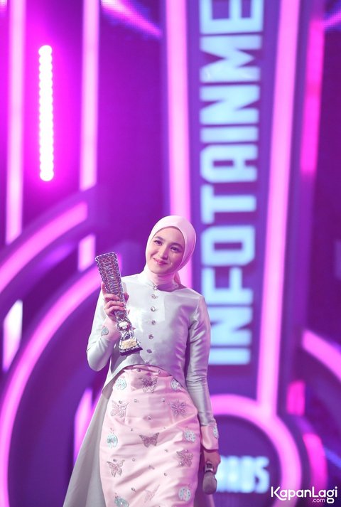 10 Foto Cut Syifa Menerima Penghargaan sebagai Female Celebrity Paling Menawan di Infotainment Awards 2024