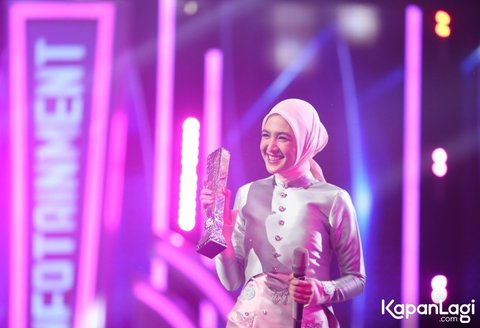 10 Foto Cut Syifa Menerima Penghargaan sebagai Female Celebrity Paling Menawan di Infotainment Awards 2024