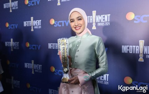 10 Foto Cut Syifa Menerima Penghargaan sebagai Female Celebrity Paling Menawan di Infotainment Awards 2024