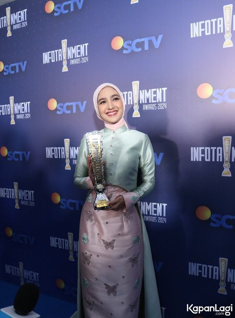 10 Foto Cut Syifa Menerima Penghargaan sebagai Female Celebrity Paling Menawan di Infotainment Awards 2024