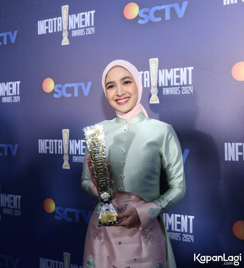 10 Foto Cut Syifa Menerima Penghargaan sebagai Female Celebrity Paling Menawan di Infotainment Awards 2024