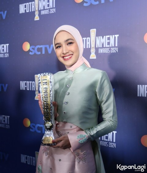 10 Foto Cut Syifa Menerima Penghargaan sebagai Female Celebrity Paling Menawan di Infotainment Awards 2024