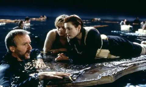 Perdebatan 20 tahun mengenai Jack takkan meninggal jika Rose berbagi ruang di pintu yang menjadi penyelamatnya pun masih belum berakhir. (Paramount Pictrures)