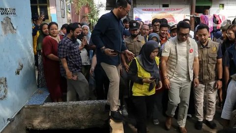 FOTO: Aksi Pendekatan Ridwan Kamil Menyambangi Warga Pancoran saat Blusukan di Hari Kedua Kampanye Pilkada Jakarta 2024