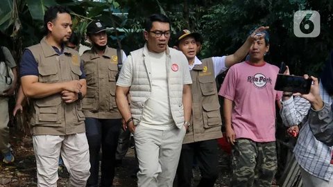 FOTO: Aksi Pendekatan Ridwan Kamil Menyambangi Warga Pancoran saat Blusukan di Hari Kedua Kampanye Pilkada Jakarta 2024