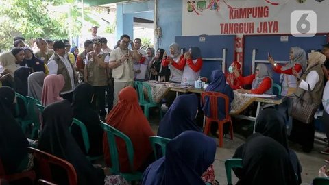 FOTO: Aksi Pendekatan Ridwan Kamil Menyambangi Warga Pancoran saat Blusukan di Hari Kedua Kampanye Pilkada Jakarta 2024