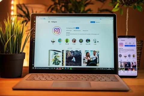 Ilustrasi media sosial, Instagram. (Foto oleh Brian Ramirez: https://www.pexels.com/id-id/foto/smartphone-teknologi-aplikasi-instagram-8886104/)