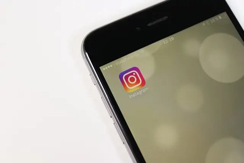 Ilustrasi media sosial, Instagram. (Foto oleh Brian Ramirez: https://www.pexels.com/id-id/foto/smartphone-teknologi-aplikasi-instagram-8886104/)