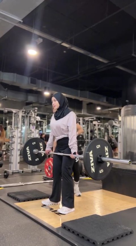 Menghadiri acara penghargaan, Aurel Hermansyah tampil dengan penampilan yang semakin langsing berkat latihan gym yang rutin