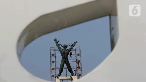 FOTO: Menengok Proses Konservasi Monumen Pembebasan Irian Barat