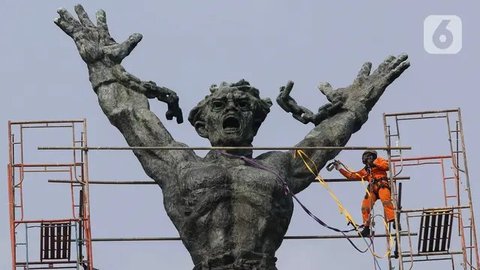 FOTO: Menengok Proses Konservasi Monumen Pembebasan Irian Barat