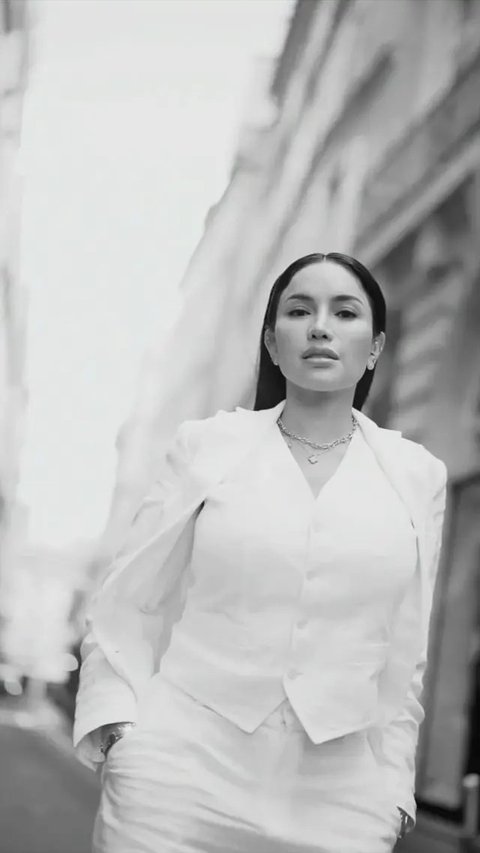 Setelah Nikita Mirzani diperiksa polisi, Lolly mengunggah video klarifikasi di medsos. Ia bingung mengapa tiba-tiba Nikita Mirzani memolisikan Vadel Badjideh. (Foto: Dok. Instagram @itsoffici