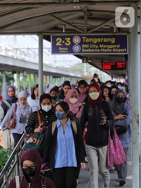 FOTO: Kelas Menengah Bakal Semakin Tertekan Jika Subsidi KRL Jabodetabek Berbasis NIK