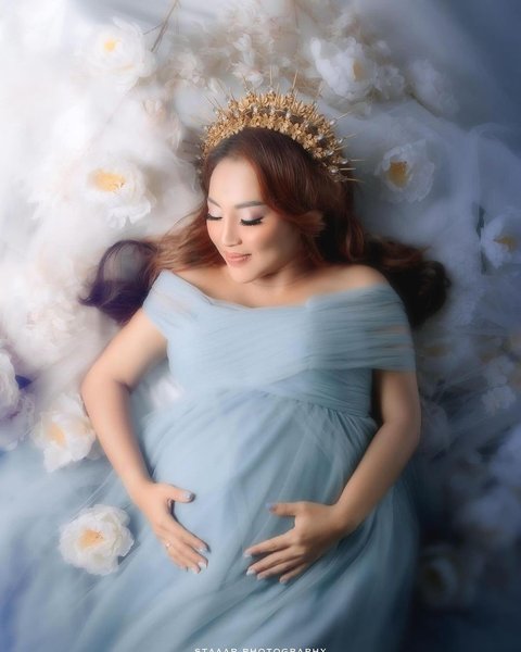 Hamil di usia 37 tahun menjadi berkah sekaligus kejutan bagi Mpok Alpha, sehingga ia memutuskan untuk menerima ajakan maternity photoshoot yang hasilnya sangat memuaskan.<br>