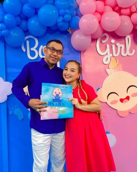 Diketahui bahwa Mpok Alpa tengah hamil anak laki-laki kembar, informasi ini terungkap saat ia melakukan gender reveal untuk bayinya belum lama ini.<br>