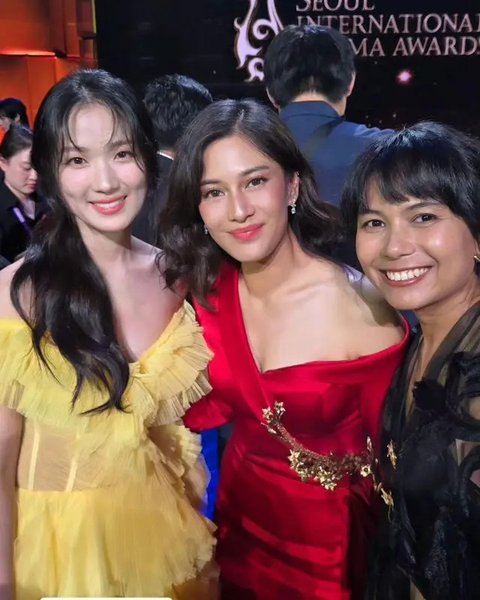 Bahkan saat mengabadikan momen bersama beberapa aktris Asia. Seperti salah satunya bintang Lovely Runner, Kim Hye Yoon. Aura kecantikan Dian tetap terpancar. [@therealdisastr].