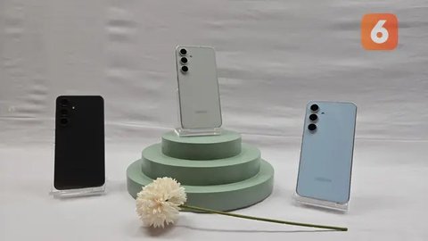 Samsung akhirnya mengumumkan Galaxy S24 FE, smartphone versi lebih terjangkau dari flagship Galaxy S24 Series. Perangkat ini hadir dengan harga Rp 9,9 jutaan dan membawa seluruh fitur Gala