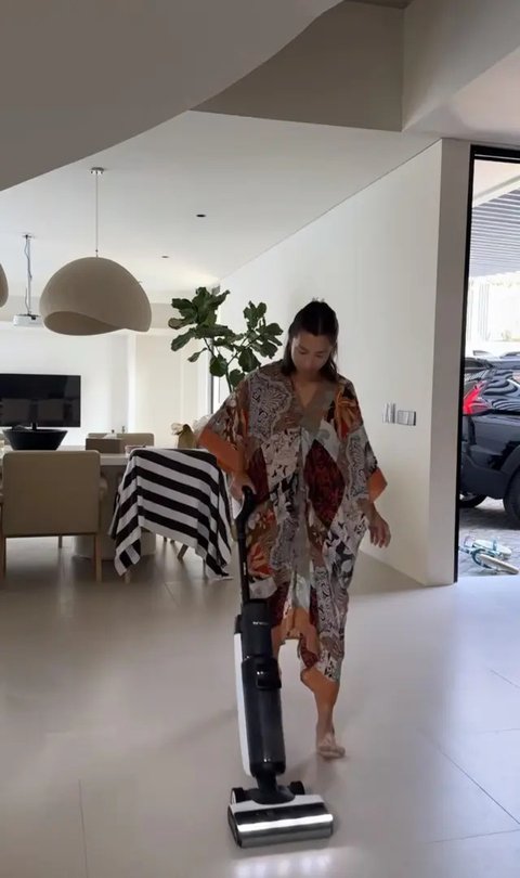 Potret Jennifer Bachdim Pakai Daster (Sumber: Instagram/jenniferbachdim)