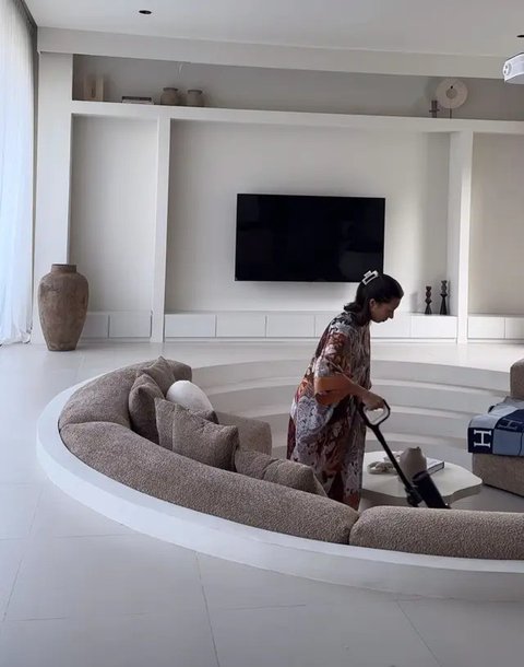 Potret Jennifer Bachdim Pakai Daster (Sumber: Instagram/jenniferbachdim)