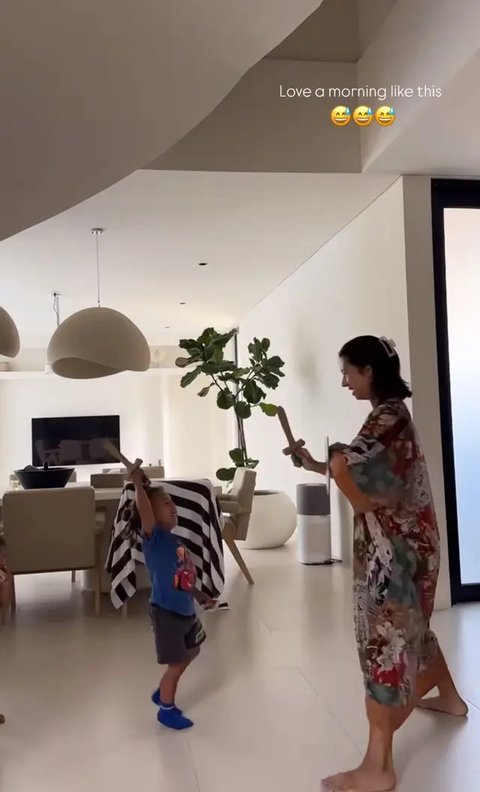 Potret Jennifer Bachdim Pakai Daster (Sumber: Instagram/jenniferbachdim)