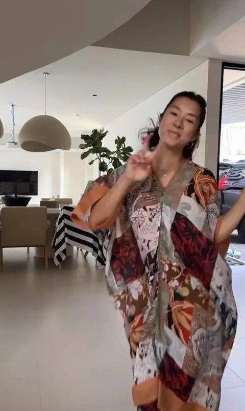 Potret Jennifer Bachdim Pakai Daster (Sumber: Instagram/jenniferbachdim)