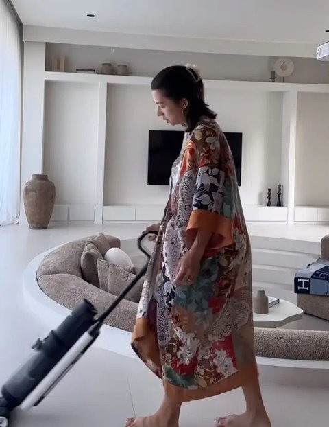 Potret Jennifer Bachdim Pakai Daster (Sumber: Instagram/jenniferbachdim)