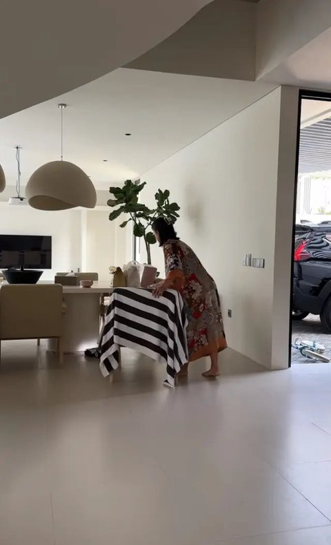 Potret Jennifer Bachdim Pakai Daster (Sumber: Instagram/jenniferbachdim)