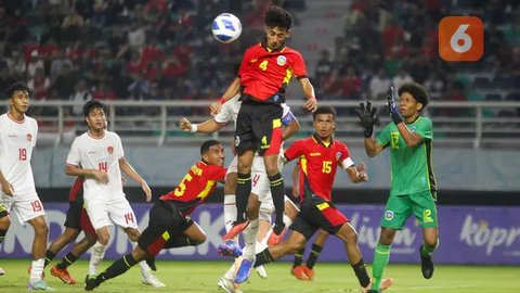 Kualifikasi Piala Asia U20 - Timnas Indonesia Vs Timor Leste - Duel Pemain (Bola.com/Adreanus Titus)