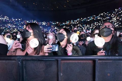 Ilustrasi menonton konser. (Foto: Shutterstock)
