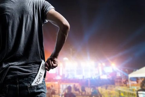 Ilustrasi menonton konser. (Foto: Shutterstock)