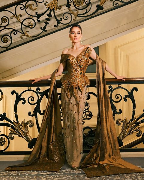 Penampilan Cinta Laura dan Enzy Storia di Paris langsung mencuri perhatian lantaran tetap mengusung unsur tradisional dalam look mereka.