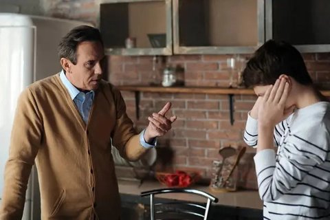 Ilustrasi orang tua dan anak. (Photo by leah hetteberg on Unsplash)