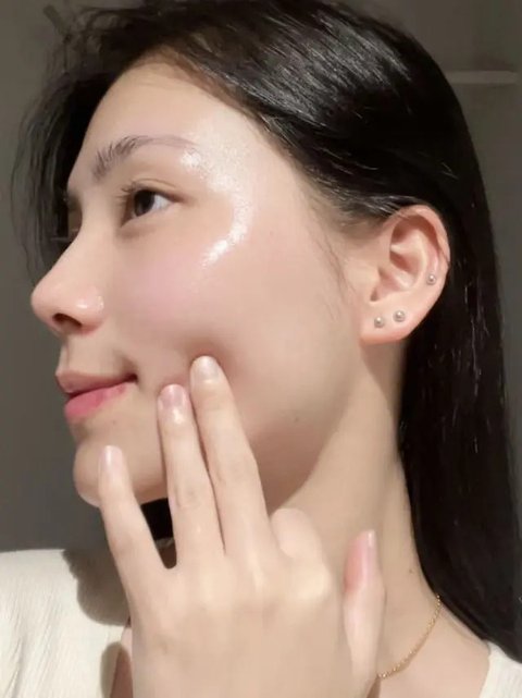 Ilustrasi menggunakan cream pelembab sebagai salah satu step skincare routine. Credits: pexels.com by Sora Shimazaki