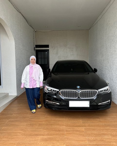 Tya Ariestya mengumumkan menjual mobilnya lewat sebuah postingan di Instagram, sambil berpose di kendaraan yang disebutnya kesayangannya itu.