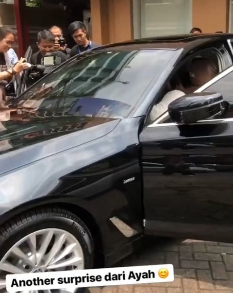 Tya menjelaskan kalau mobil ini hadiah ulang tahunnya beberapa tahun lalu dari sang suami tercinta, Irfan Ratinggang.