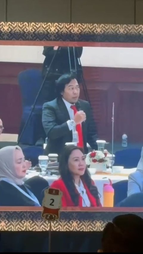 7 Potret Komeng yang Kini Jadi Anggota DPD, Mode Serius Saat Ikut Rapat