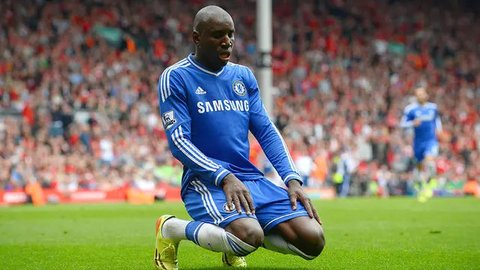 Striker Chelsea, Nicolas Jackson saat menghadapi Everton pada laga pekan ke-33 Premier League 2023/2024 di Stamford Bridge, London, Senin (15/4/2024). (AFP/Glyn Kirk)