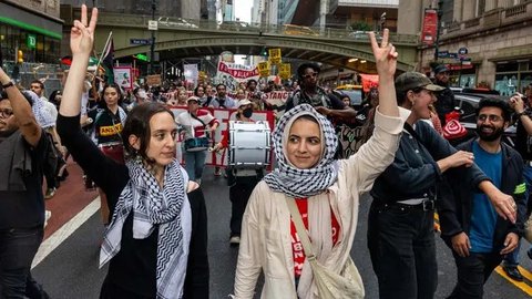 FOTO: Desak Benjamin Netanyahu Ditangkap, Massa Demonstran Geruduk Sidang Umum PBB di New York